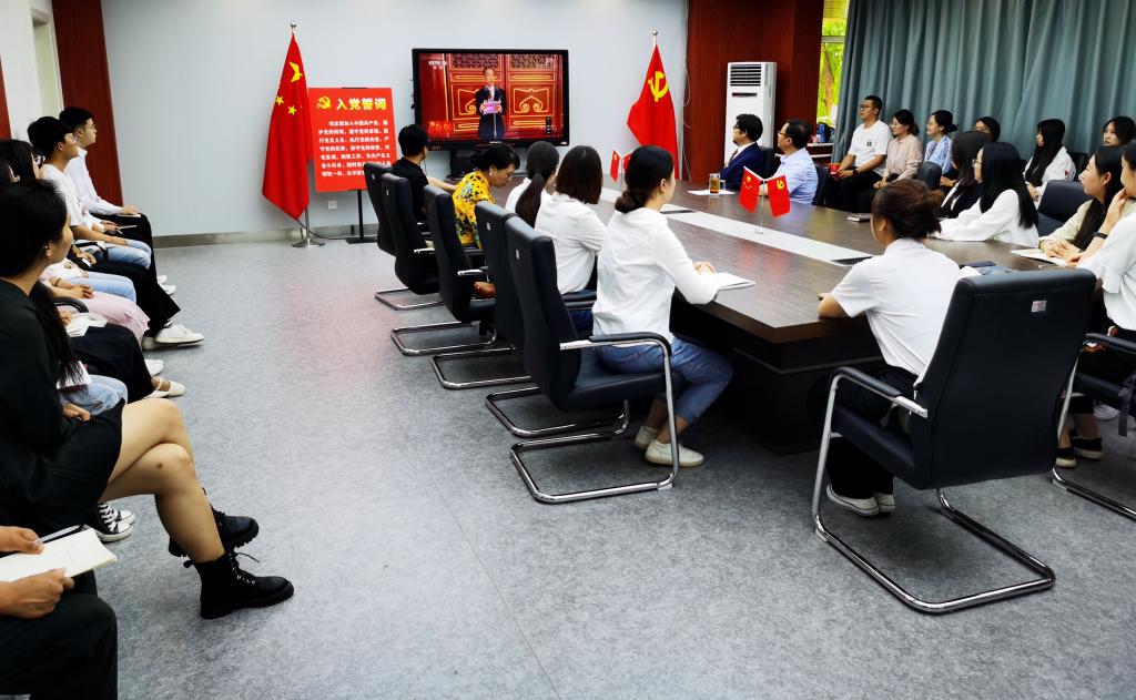 赌最好的网站师生党员共同观看庆祝中国共产党成立100周年大会直播